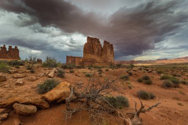 Gün batımında Arizona Çölü'nde dramatik fırtına bulutları