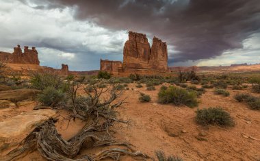 Gün batımında Arizona Çölü'nde dramatik fırtına bulutları