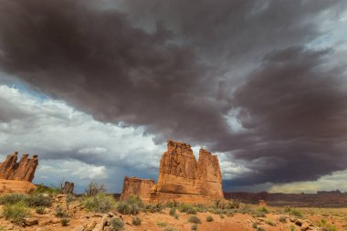 Gün batımında Arizona Çölü'nde dramatik fırtına bulutları