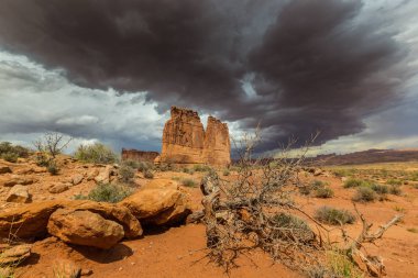 Gün batımında Arizona Çölü'nde dramatik fırtına bulutları