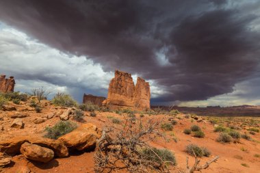 Gün batımında Arizona Çölü'nde dramatik fırtına bulutları