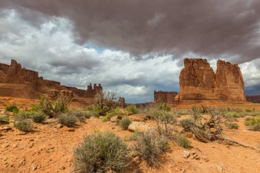 Gün batımında Arizona Çölü'nde dramatik fırtına bulutları