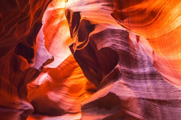 Belle formazioni di arenaria rossa astratta in Antelope Canyon, Arizona — Foto Stock