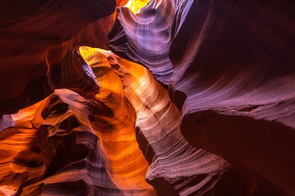 Belle formazioni di arenaria rossa astratta in Antelope Canyon, Arizona — Foto Stock