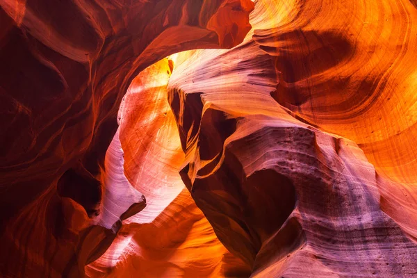 Antilop Kanyonu, Arizona'da güzel soyut kırmızı kumtaşı oluşumları