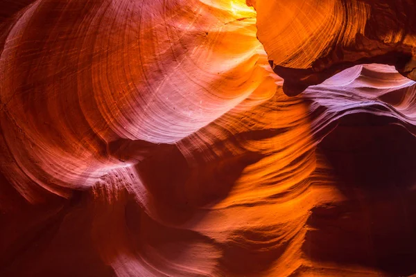 Hermosas formaciones abstractas de arenisca roja en Antelope Canyon, Arizona —  Fotos de Stock