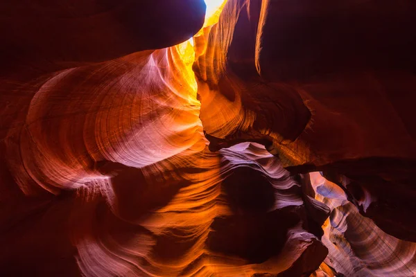 Hermosas formaciones abstractas de arenisca roja en Antelope Canyon, Arizona — Foto de Stock