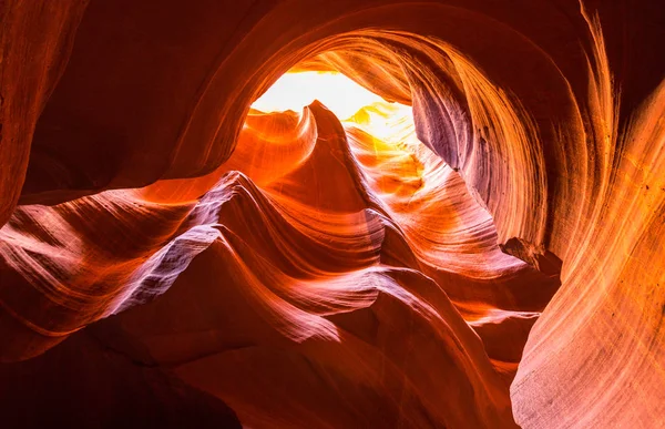 Belle formazioni di arenaria rossa astratta in Antelope Canyon, Arizona — Foto Stock