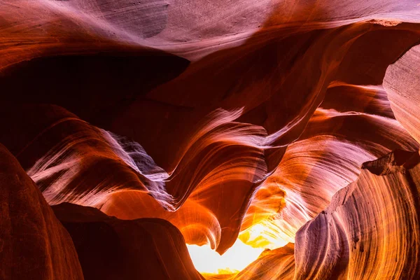 Hermosas formaciones abstractas de arenisca roja en Antelope Canyon, Arizona —  Fotos de Stock