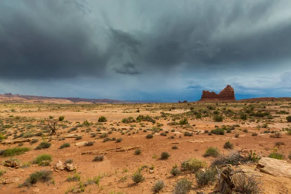 Gün batımında Arizona Çölü'nde dramatik fırtına bulutları