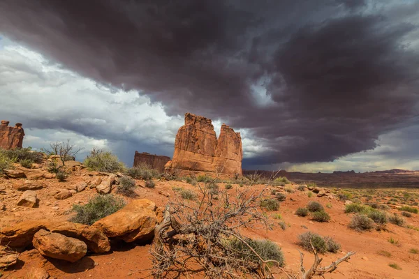 Gün batımında Arizona Çölü'nde dramatik fırtına bulutları