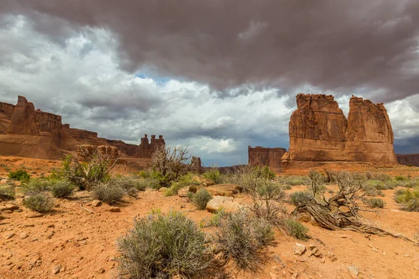 Gün batımında Arizona Çölü'nde dramatik fırtına bulutları