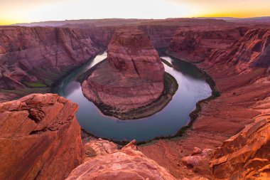 Horseshoe Bend, Arizona, gün batımında manzara, açık bir sonbahar gününde