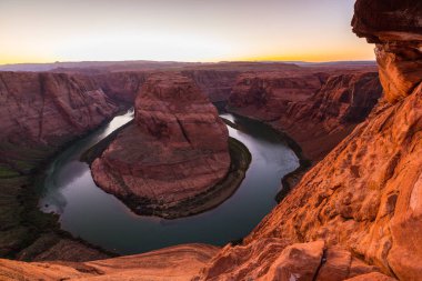 Horseshoe Bend, Arizona, gün batımında manzara, açık bir sonbahar gününde