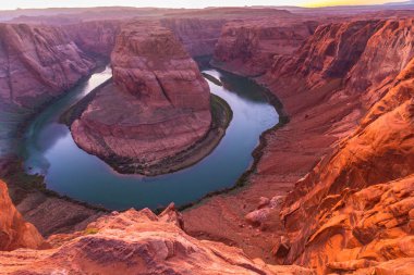 Horseshoe Bend, Arizona, gün batımında manzara, açık bir sonbahar gününde
