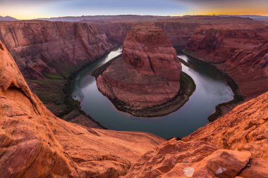 Horseshoe Bend, Arizona, gün batımında manzara, açık bir sonbahar gününde