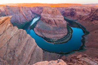 Horseshoe Bend, Arizona, gün batımında manzara, açık bir sonbahar gününde