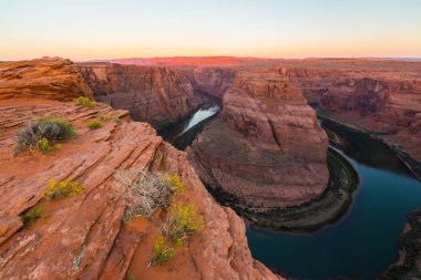 Horseshoe Bend, Arizona, gün batımında manzara, açık bir sonbahar gününde