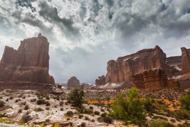 Dramatik fırtına bulutları Arches Ulusal Parkı, Utah
