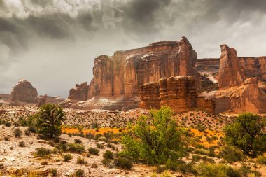 Dramatik fırtına bulutları Arches Ulusal Parkı, Utah