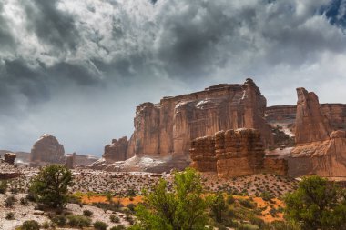 Dramatik fırtına bulutları Arches Ulusal Parkı, Utah