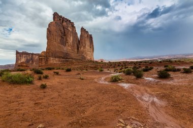 Dramatik fırtına bulutları Arches Ulusal Parkı, Utah