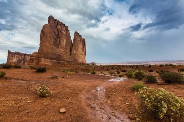 Dramatik fırtına bulutları Arches Ulusal Parkı, Utah