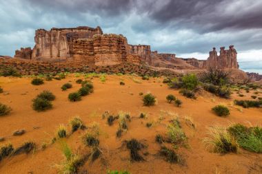 Dramatik fırtına bulutları Arches Ulusal Parkı, Utah