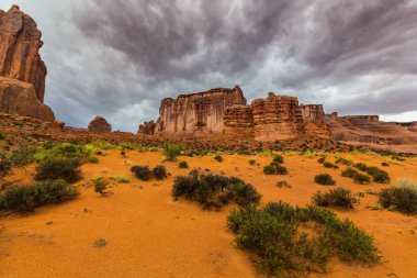 Dramatik fırtına bulutları Arches Ulusal Parkı, Utah