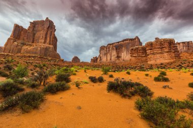 Dramatik fırtına bulutları Arches Ulusal Parkı, Utah