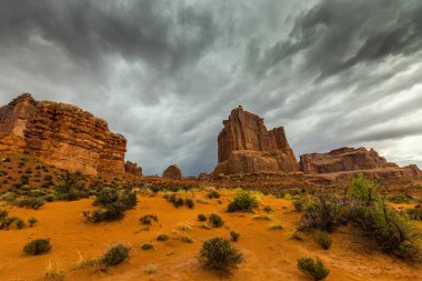 Dramatik fırtına bulutları Arches Ulusal Parkı, Utah