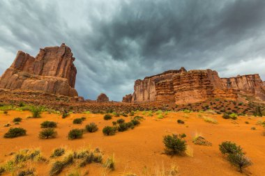 Dramatik fırtına bulutları Arches Ulusal Parkı, Utah