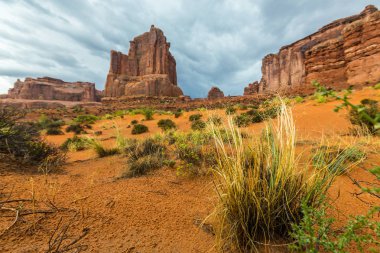 Dramatik fırtına bulutları Arches Ulusal Parkı, Utah