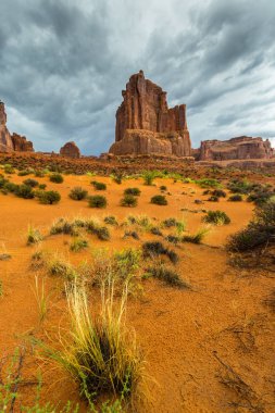 Dramatik fırtına bulutları Arches Ulusal Parkı, Utah
