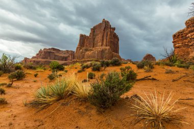 Dramatik fırtına bulutları Arches Ulusal Parkı, Utah