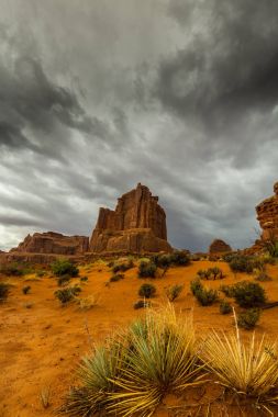 Dramatik fırtına bulutları Arches Ulusal Parkı, Utah