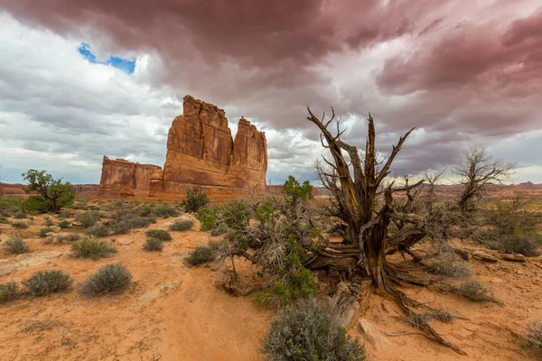 Cloudscape bouře a deště v národním parku Arches — Stock fotografie