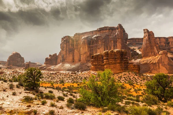 Dramatik fırtına bulutları Arches Ulusal Parkı, Utah