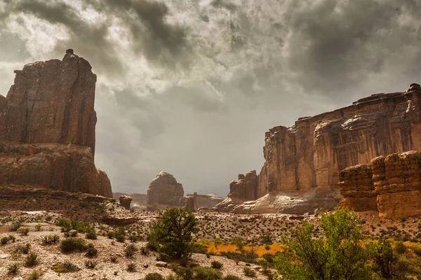 Dramatik fırtına bulutları Arches Ulusal Parkı, Utah