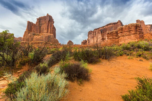 Dramatické bouřková mračna v Arches National Park, Utah — Stock fotografie