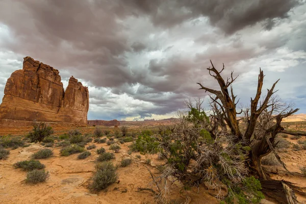 Paisaje nublado de tormenta y lluvia en el Parque Nacional Arches Imagen De Stock