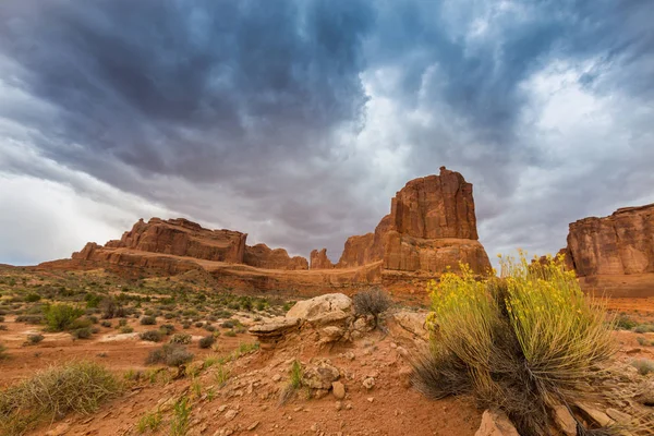 Paisaje nublado de tormenta y lluvia en el Parque Nacional Arches Fotos De Stock Sin Royalties Gratis