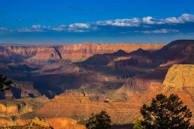 Büyük Kanyon'da gün batımı manzarası, yağmur bulutları ve güzel ışık