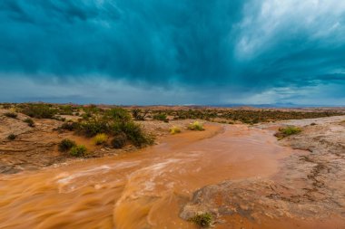 Fırtına bulutları, yağmur ve kırmızı jeolojik kumtaşı yapıları Utah çölde, Arches National Park