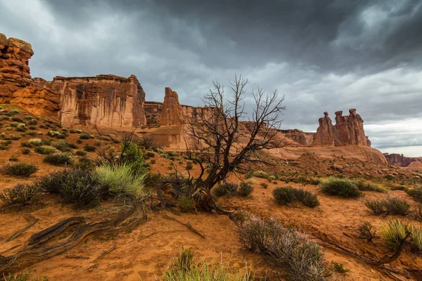 Kömür güç santrali yığında, mavi gökyüzü üzerinde profilli yoğun duman