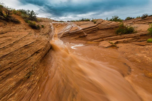 嵐の雲 ユタ州の砂漠 アーチーズ国立公園の地質の赤い砂岩構造 — ストック写真