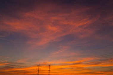 Yüksek gerilim elektrik iletim hatları, renkli sunset bulvarında profilli