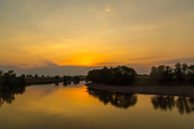 Yaz aylarında Adriyatik Denizi kıyısında güzel renklerle günbatımı fırtına
