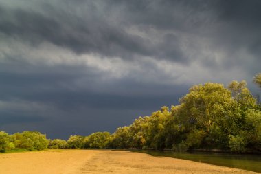 Fırtına bulutları ve Avrupa'nın uzak kırsal alandaki vahşi nehir üzerinde microcell patlama oluşumu
