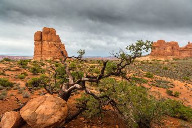 Fırtına bulutları, yağmur ve kırmızı jeolojik kumtaşı yapıları Utah çölde, Arches National Park